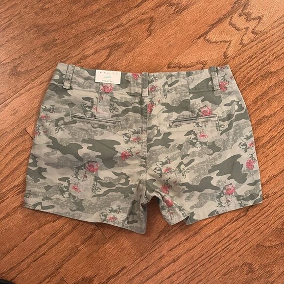 NWT Maurice, camo shorts with a cute pink flower- size 9/10🌸 - Picture 7 of 9